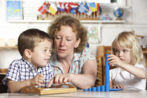 Erzieherin mit zwei Kindern